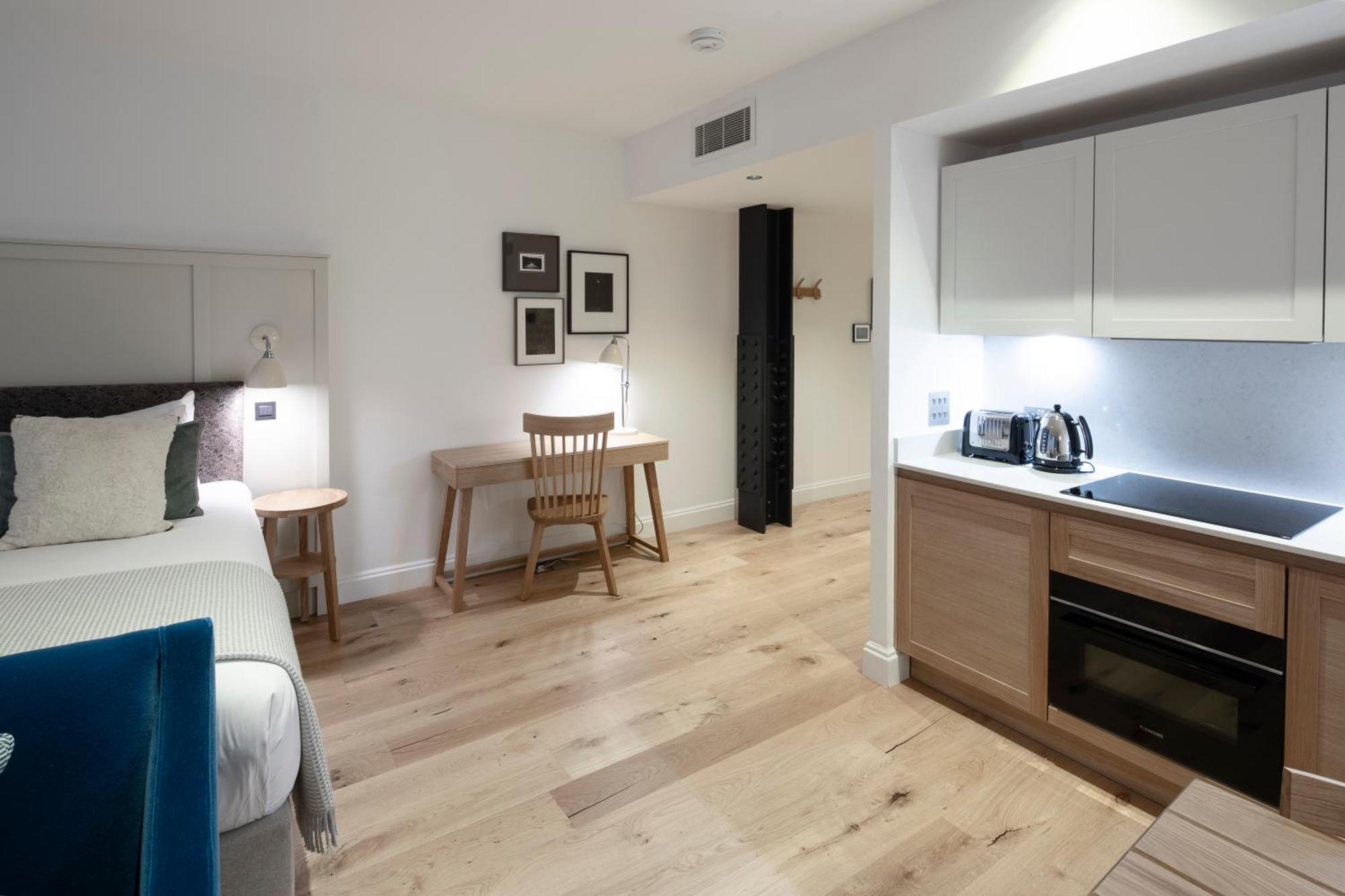 Апарт готель Cheval Old Town Chambers Единбург Екстер'єр фото A studio apartment in London